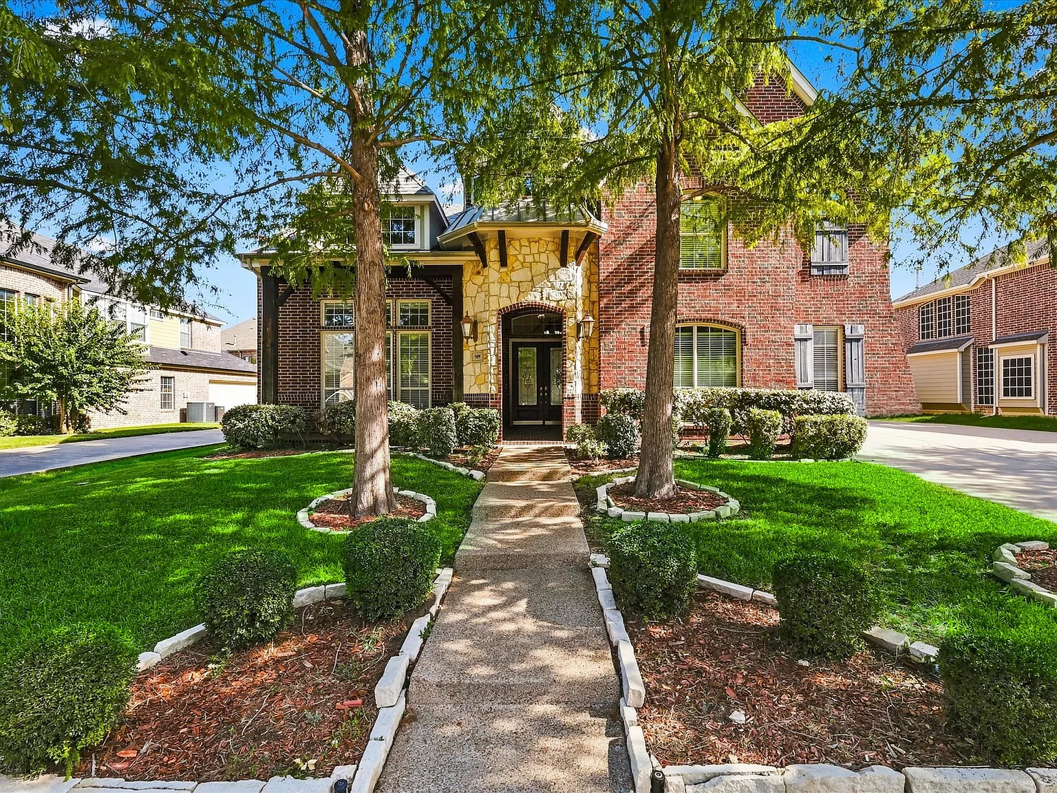 5 bed, 4868 sqft, $4,200 — Photo 1
