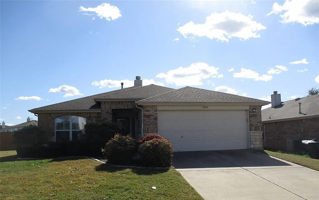 3001 Eastwood Dr — Photo 1