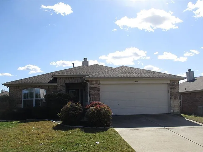 3001 Eastwood Dr — Photo 1