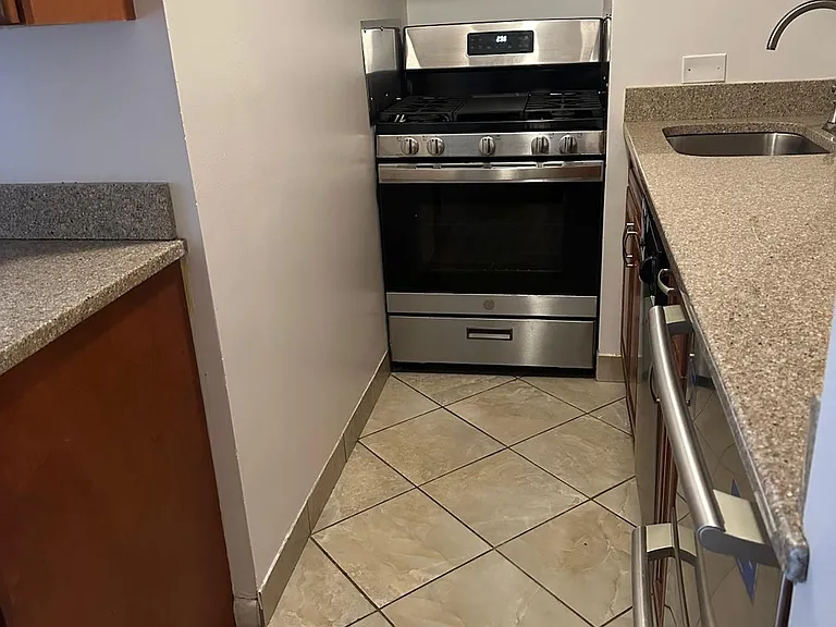 311 E 38th St #1C — Photo 4