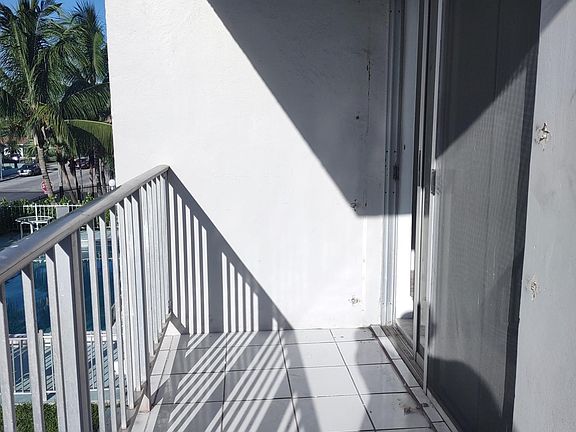 4th image of 140 NW 14th Ave APT 8