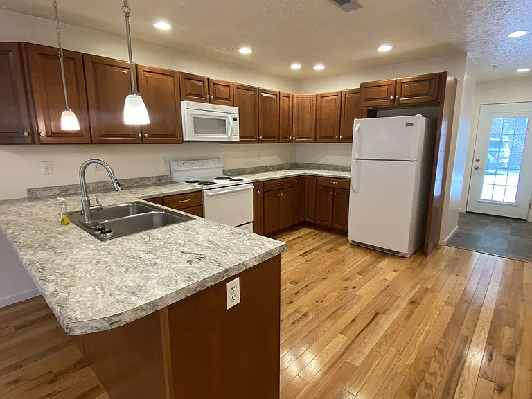 65 Woods Edge Rd #4 — Photo 7