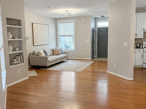 2nd image of 910 Lake Forest Dr