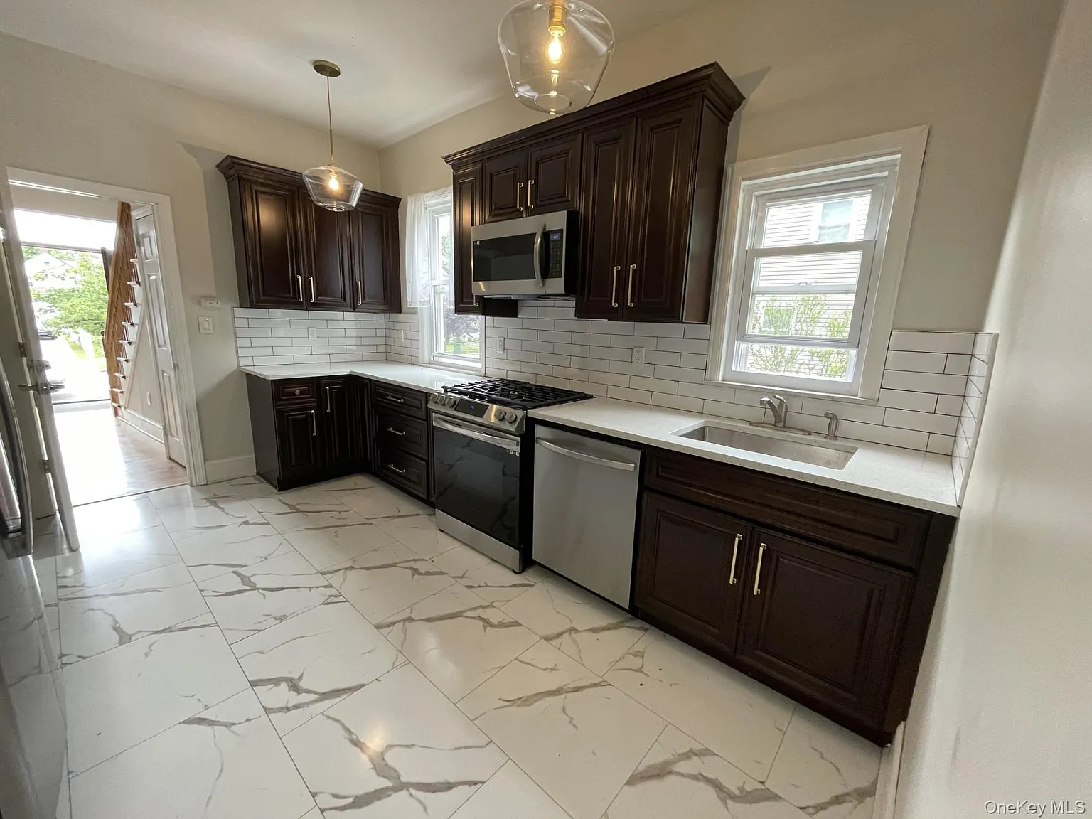3 bed, 2.0 bath, 1400 sqft, $4,000 — Photo 2