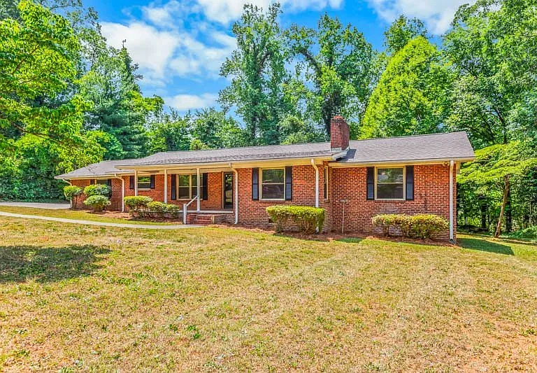 1226 Twin Oak Dr — Photo 3