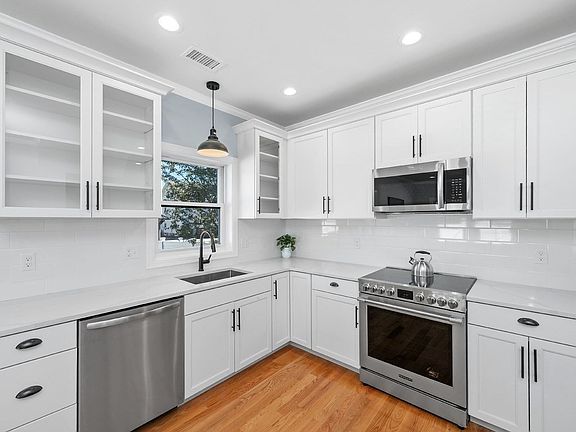 4th image of 28 Ash St Floor 2