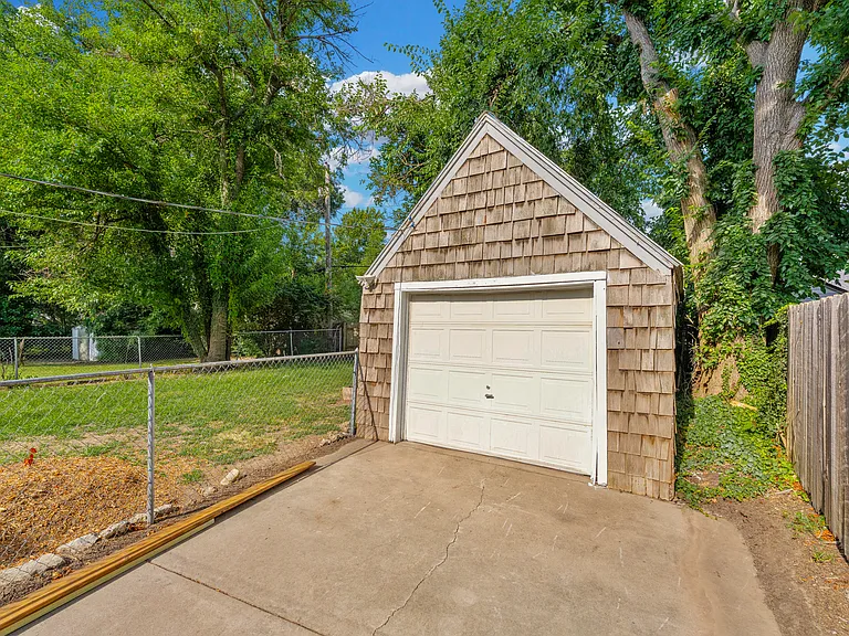 141 N Bleckley Dr — Photo 20