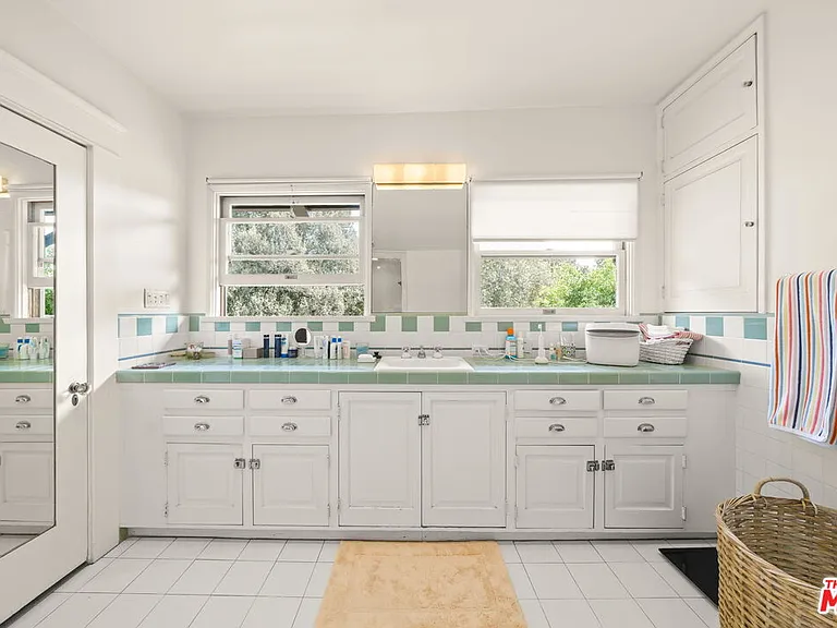 801 N Rodeo Dr — Photo 23