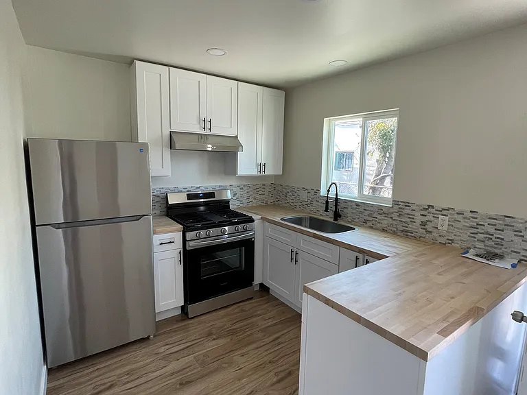 1327 1/2 N Mariposa Ave — Photo 1