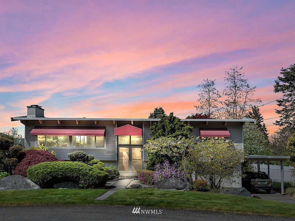 Perfectly manicured yard with gorgeous sunsets.