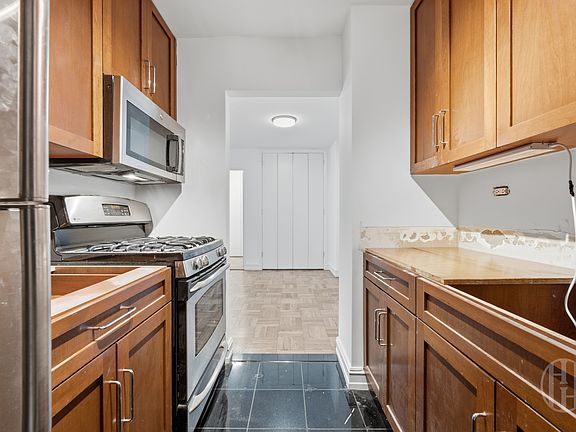 3rd image of 200 E 71st St APT 12D