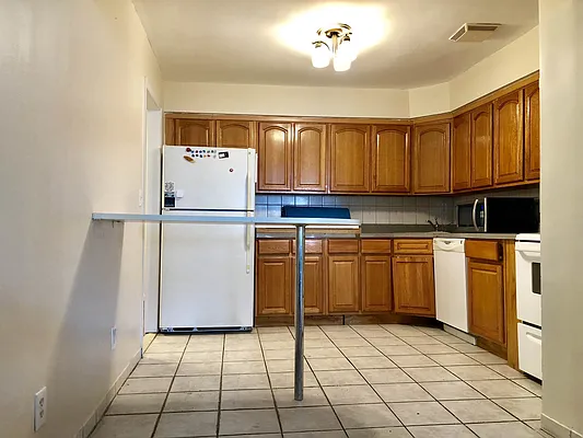 Rented by Astoria Realty | media 12