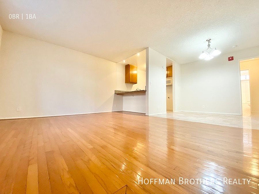 2nd image of 421 S Westmoreland Ave #110