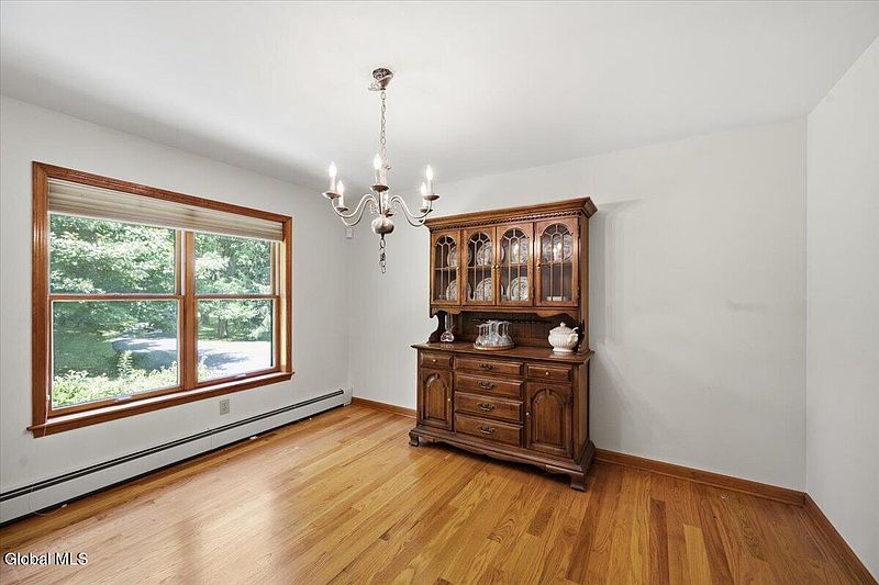 5th image of 586 Altamont Road