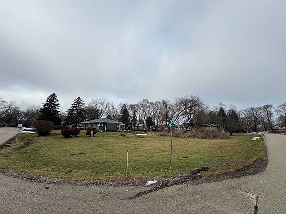4th image of 34 Ervin Pl