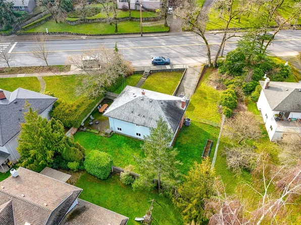 4121 Quadra St, Saanich, BC V8X 1L1