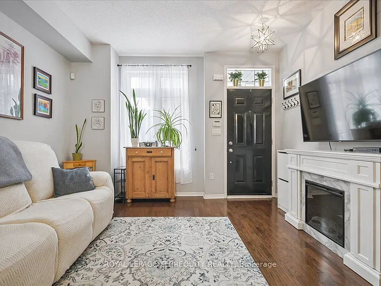 101 The Queensway #Townhouse 2 — Photo 5