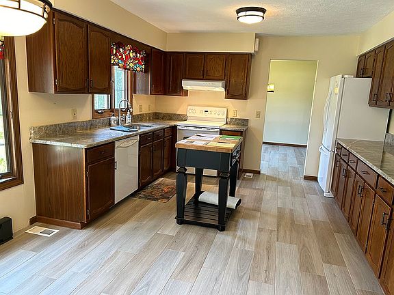 3rd image of 294 S Oval Dr