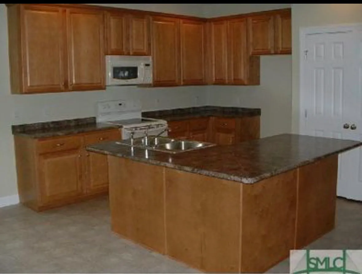 4 bed, 2563 sqft, $3,100 — Photo 3