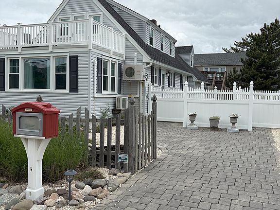 renter's off-street parking & access to fenced patio