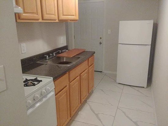 2nd image of 179 E 55th St #Basement