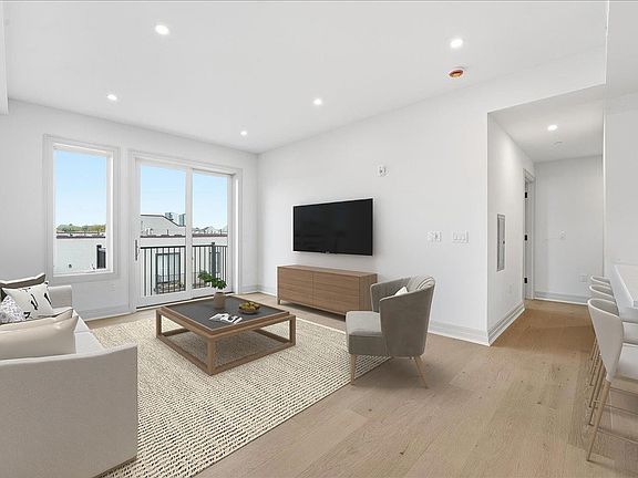 5th image of 921 Madison St #304