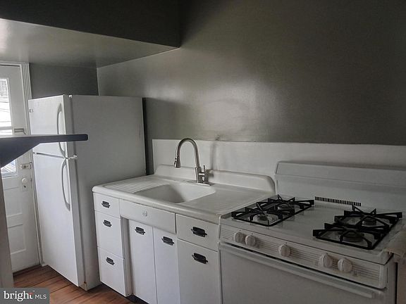 5th image of 3423 Barclay St