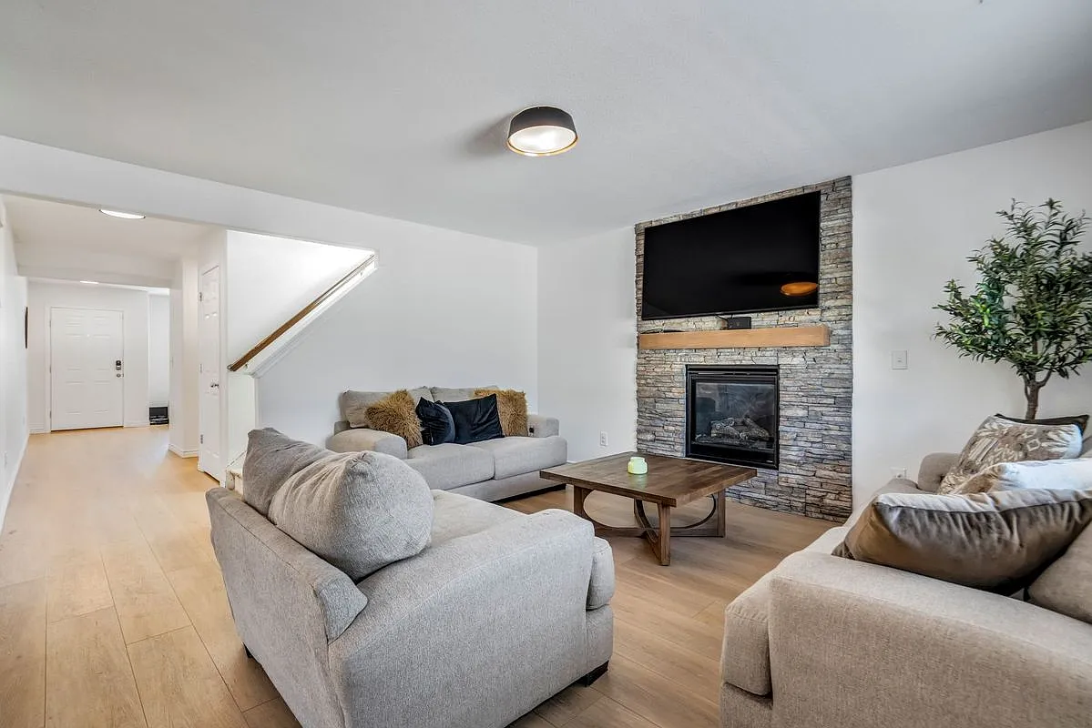 3 bed, 3.0 bath, 2266 sqft, $2,600 — Photo 3