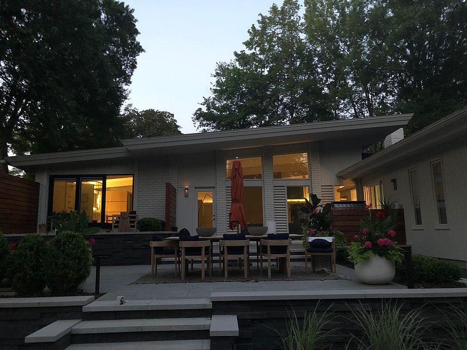2nd image of 3103 Manhattan Ln SE