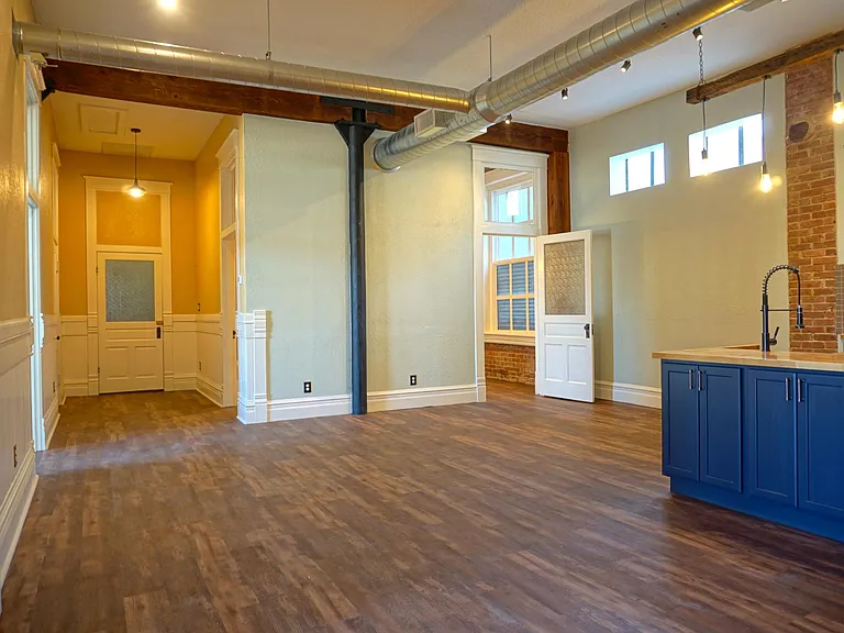 100 W Crawford St #3 — Photo 2