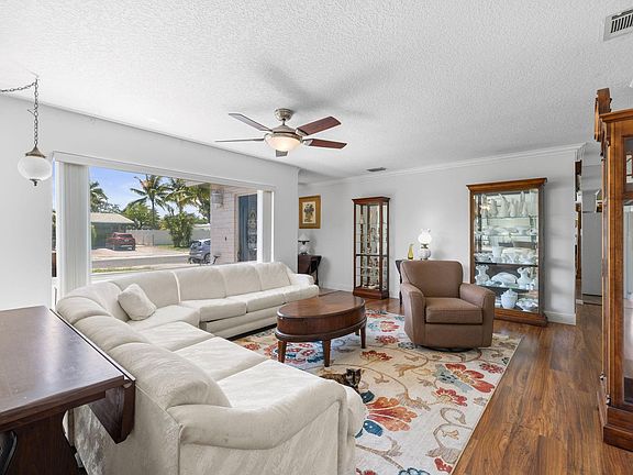 5th image of 404 SE 7th Avenue