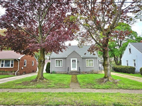 2104 N Manor Dr, Erie, PA 16505