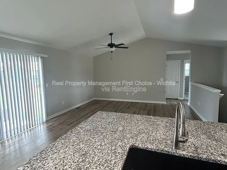 902 E Bellows St — Photo 13