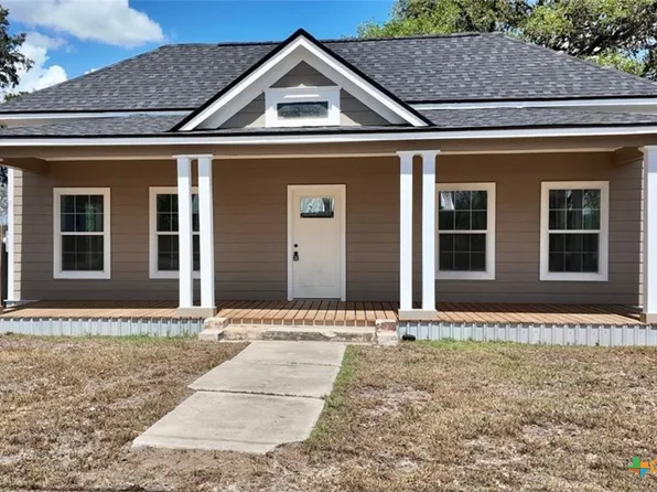 210 Julia St, Yoakum, TX 77995