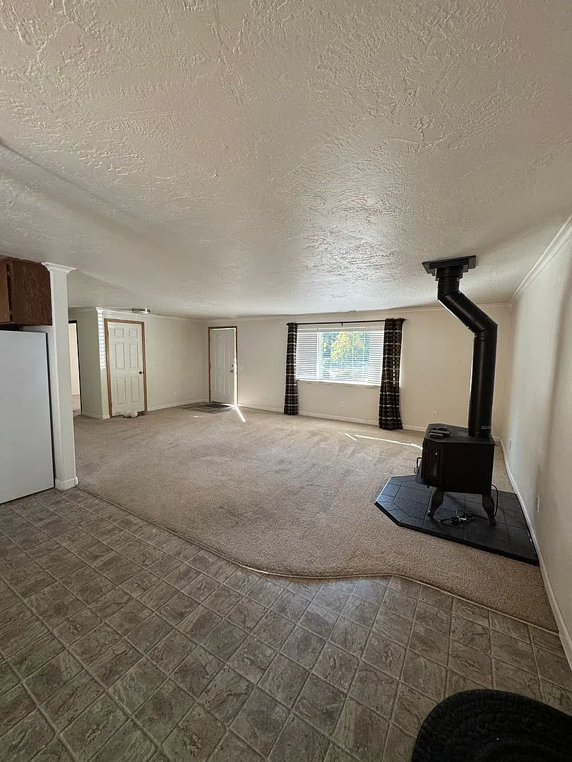 Canyonville 3 Bedroom 2 Bath with Garage and Workshop — Photo 3