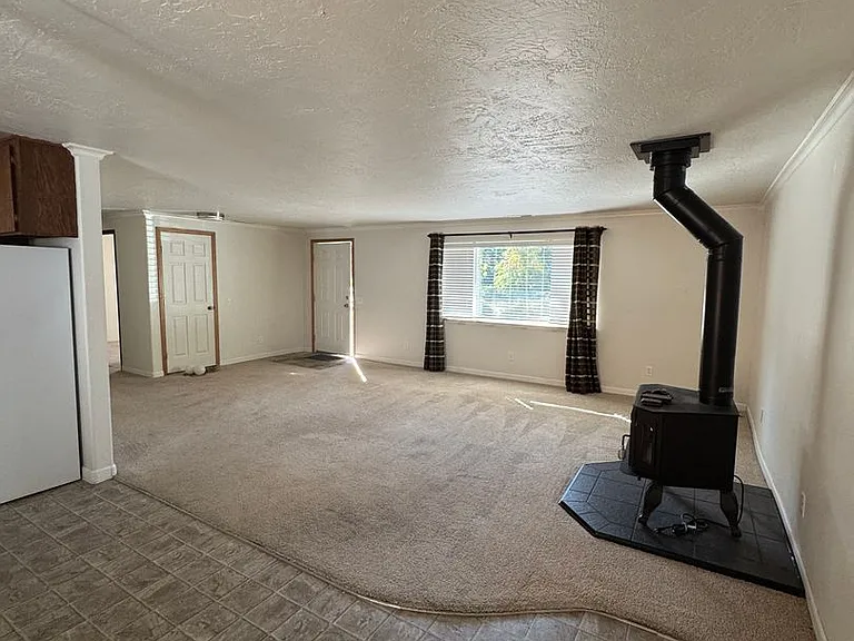 555 Hamlin Dr — Photo 3