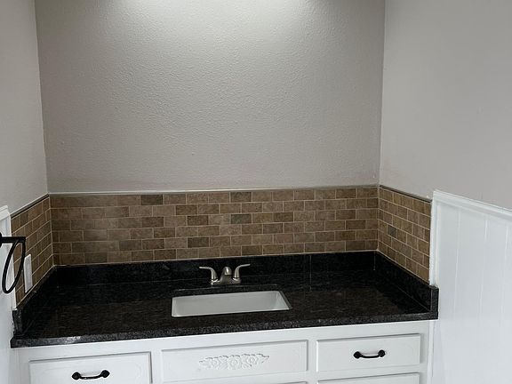 4th image of 3923 Fleetwood Dr
