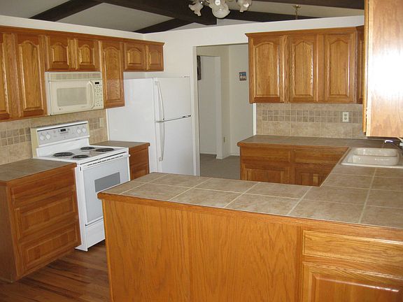 Kitchen w/line for gas stove