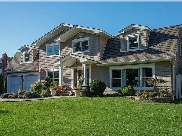 71 Amy Dr, Sayville, NY 11782