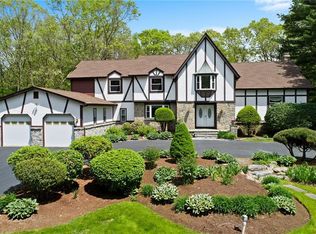 8 Wingate Rd, Lincoln, RI 02865