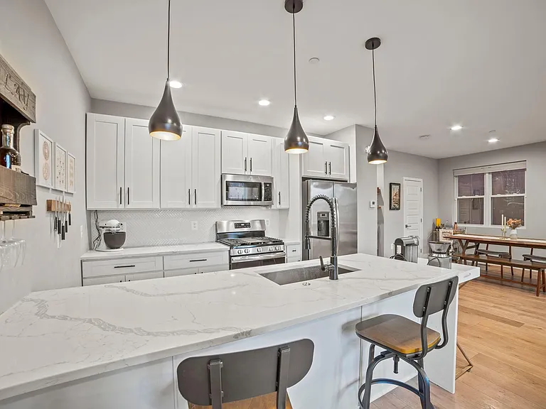 1838 Providence St NE — Photo 2