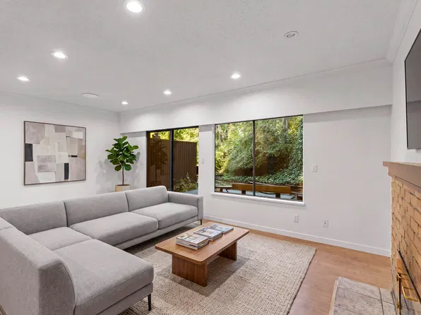 1996 Purcell Way, North Vancouver, BC V7J 3K3