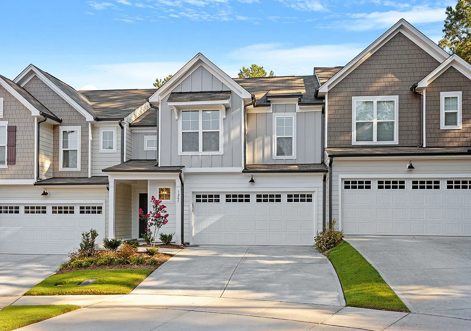 Modern 3 Bedroom Townhome With Fenced Yard! — Photo 2