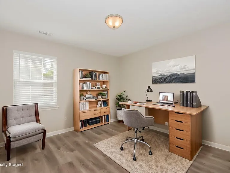 142 Hampshire Dr — Photo 14