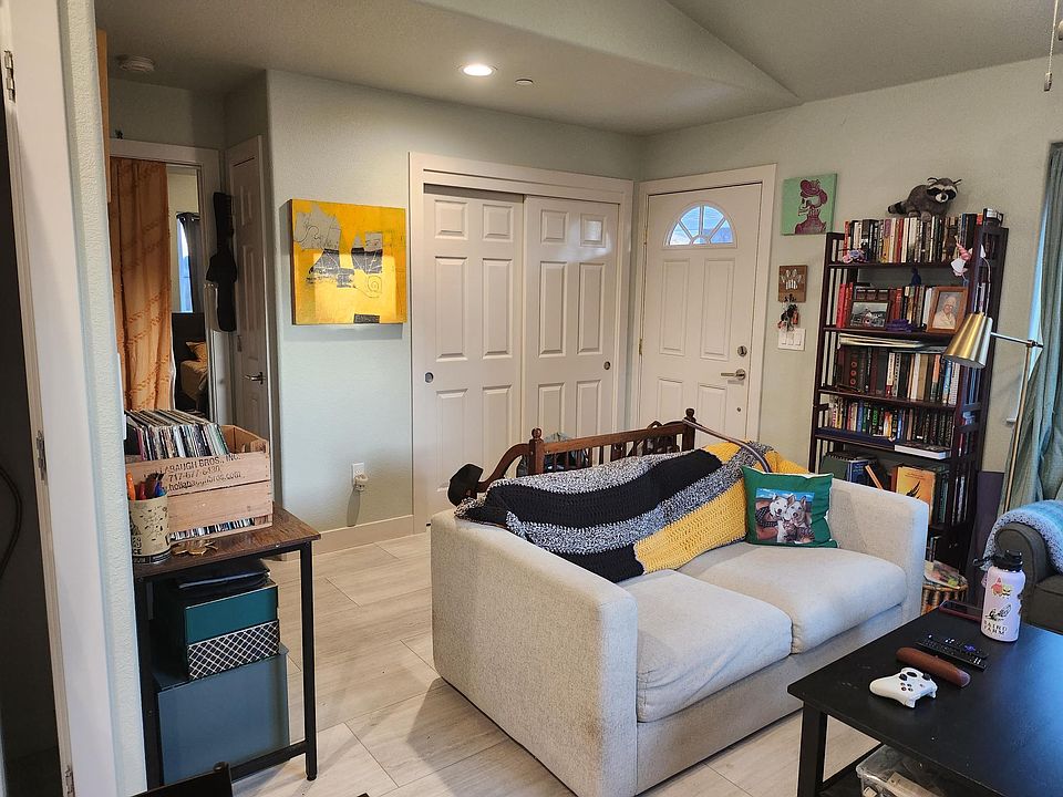 1st image of 37 Oak Ave #1/2
