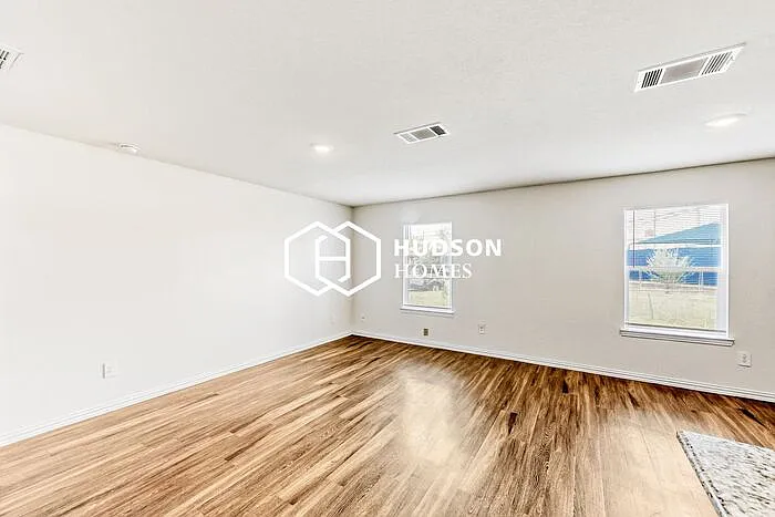 2722 Stallings Dr — Photo 3