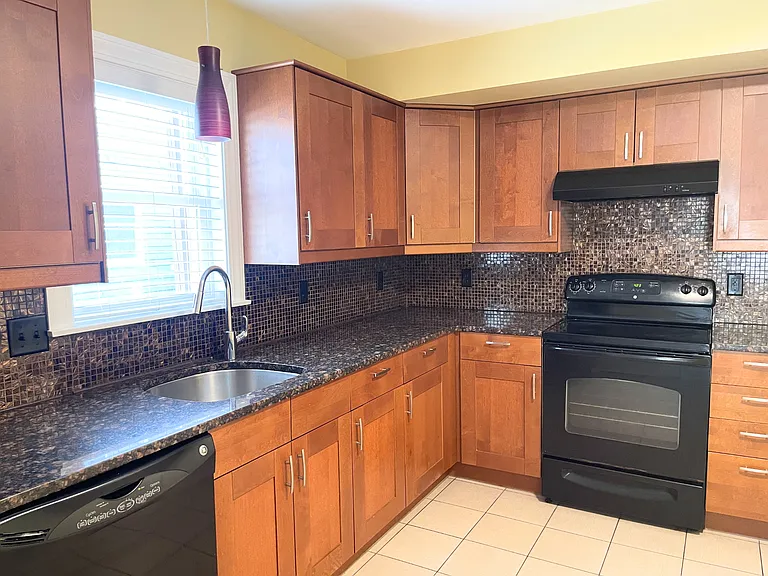 17 Proctor St #1 — Photo 9