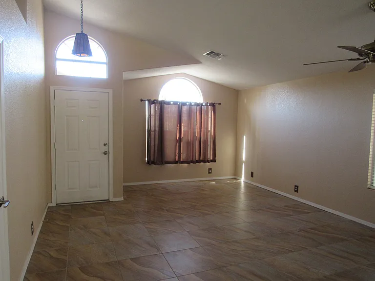 853 E Constitution Dr — Photo 4