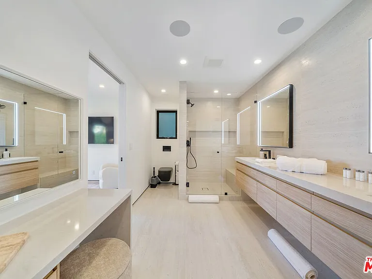 8800 Hollywood Blvd — Photo 42