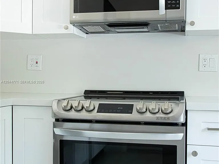 1226 SW 30th Ave #1226 — Photo 3